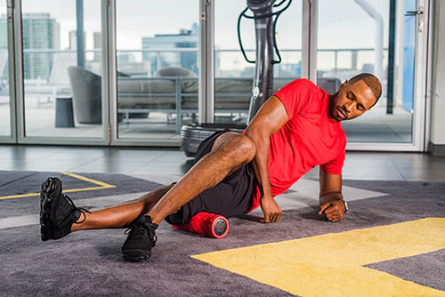 release tight IT bands with vibrations massage in your foam roller, post workout recovery foam rolling, rechargeable massaging foam roller for legs
